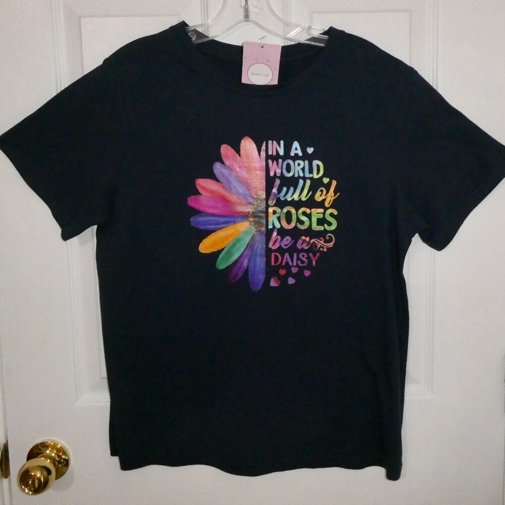 NEW IN A WORLD FULL OF ROSES BE A DAISY COLORFUL ON BLUE SS SHIRT TEED I NO - M